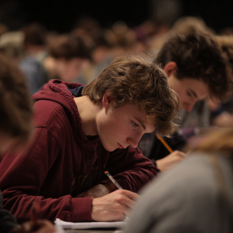 uczeń pisze egzamin